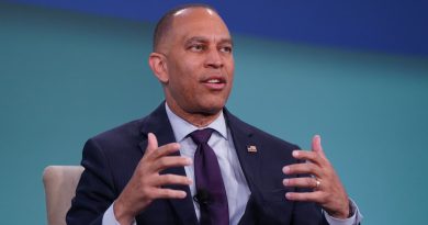 Jeffries: Democrats aren’t focused on Trump impeachment ‘at this moment’
