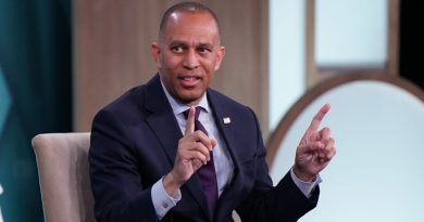 Democratic House leader Jeffries meets with Jared Kushner as midterms loom